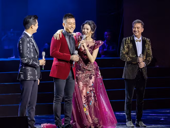 Không chỉ Tuấn Hưng, hai nghệ sĩ Quang Dũng, Mr. Đàm cũng góp mặt trong liveshow Lệ Quyên và cùng cô mang đến tiết mục tứ ca "Thương nhau ngày mưa".