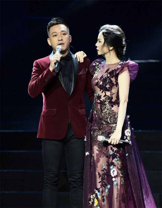 Trong show diễn của cô bạn thân, nam ca sĩ cũng gửi lời cảm ơn khán giả, gia đình và bạn bè vì đã luôn bên cạnh và giúp đỡ anh vượt qua giai đoạn khó khăn, tưởng chừng như gục ngã vừa qua.