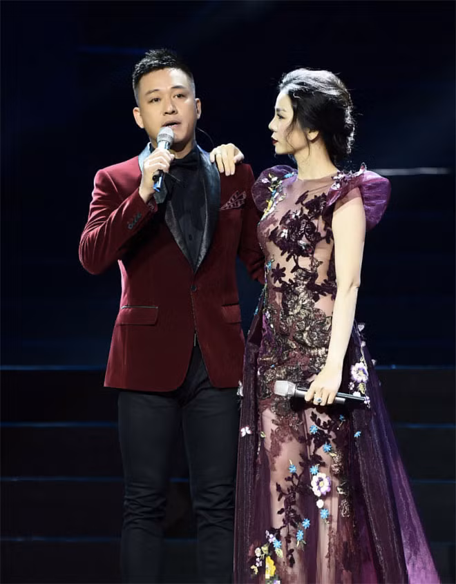 Trong show diễn của cô bạn thân, nam ca sĩ cũng gửi lời cảm ơn khán giả, gia đình và bạn bè vì đã luôn bên cạnh và giúp đỡ anh vượt qua giai đoạn khó khăn, tưởng chừng như gục ngã vừa qua.