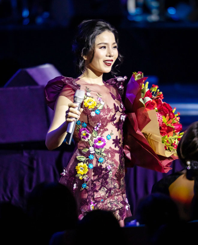 Nữ ca sĩ cũng chứng tỏ sức khoẻ của mình đã hồi phục hoàn toàn khi hát live gần 30 tiết mục suốt hơn 2 tiếng. Thậm chí, giọng ca “Để nhớ một thời ta đã yêu” còn khiến người xem không thể rời mắt khi diện váy xuyên thấu, khoe vẻ gợi cảm, xinh đẹp trước hàng nghìn khán giả.