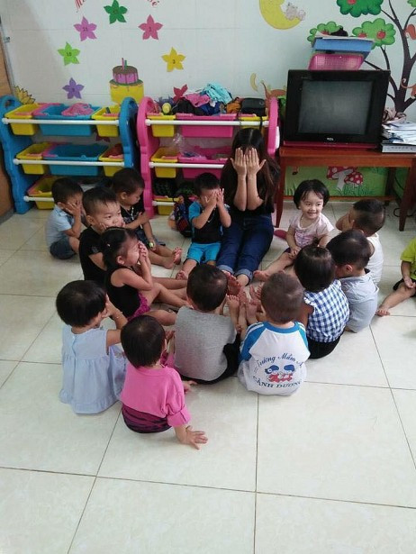 Co giao mam non gay tranh cai khi dang anh em be ke kho-Hinh-5