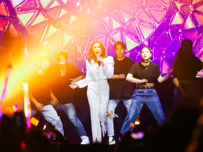 Trong đêm nhạc, Mỹ Tâm không quên thể hiện khả năng vũ đạo khi kết hợp với nhóm nhảy tại Hàn Quốc trong tiết mục “Lạnh lùng”. Được biết, đây cũng là lần đầu tiên Mỹ Tâm hợp tác với K Man - nhà vô địch hip hop thế giới người Hàn. Anh cũng là biên đạo múa cho show diễn lần này.