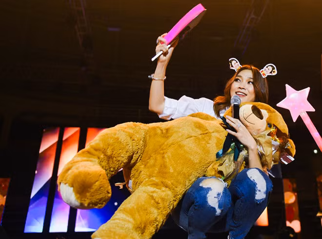 Đêm nhạc “First love” kết thúc trong sự nuối tiếc của nhiều khán giả, nhiều fan thậm chí còn bày tỏ mong muốn được xem Mỹ Tâm trình diễn tiếp sau khi kết thúc ca khúc cuối trong kịch bản.