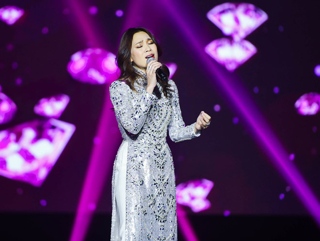 Ngoài ra, “hoạ mi tóc nâu” cũng diện trang phục áo dài cách tân khoe vẻ đẹp dịu dàng, đằm thắm trên sân khấu nước bạn.