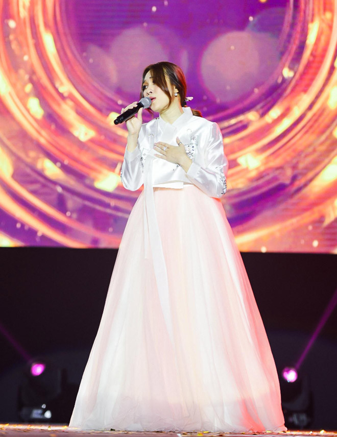 Được biết, để chuẩn bị cho đêm diễn này, Mỹ Tâm đã chuẩn bị 5 bộ trang phục được đặt riêng từ nhà thiết kế nổi tiếng. Đáng chú ý nhất trong đó là bộ áo dài Hanbok – trang phục truyền thống của người Hàn Quốc, cô thậm chí còn hát hai ca khúc “Dường như ta đã”, “Người hãy quên em đi” bằng tiếng Hàn để cảm ơn các khán giả ở xứ sở kim chi đã ủng hộ mình.