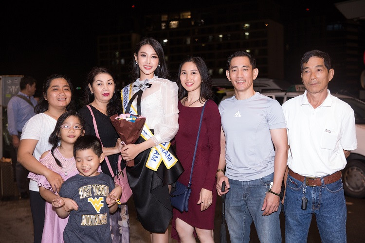 Bố mẹ, người thân của Nguyễn Thúc Thùy Tiên cũng xuất hiện tại sân bay tiễn người đẹp sang Nhật Bản.