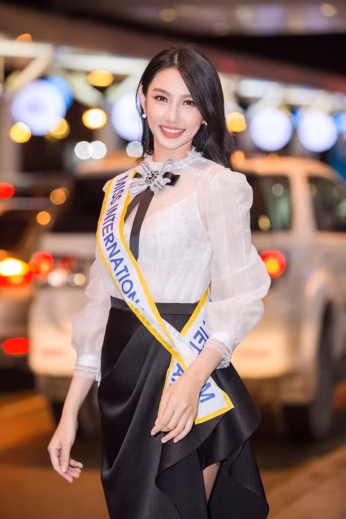 Diện trang phục mang phong cách “tiểu thư” của NTK Đỗ Long, Thuỳ Tiên đẹp ngọt ngào.