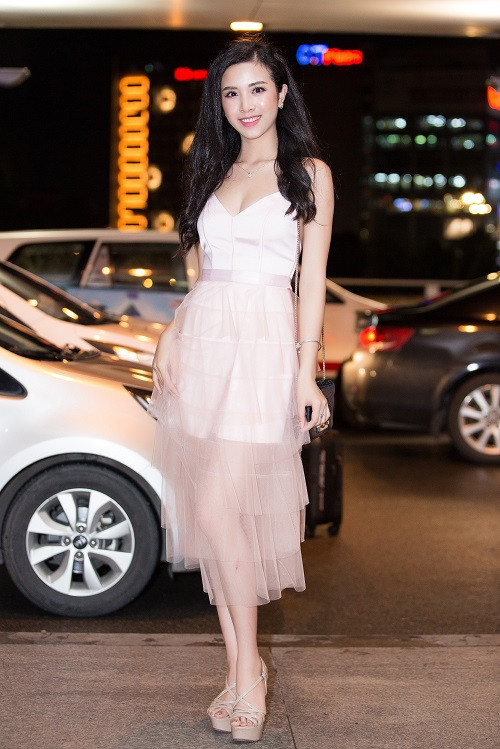 Á hậu Thúy An đẹp ngọt ngào khi diện mẫu váy nhẹ nhàng, nữ tính.
