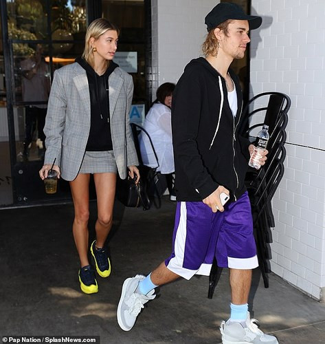 Siêu mẫu Hailey Baldwin vẫn luôn bên cạnh và an ủi, giúp đỡ chồng tương lai. Cặp đôi Justin Bieber - Hailey Baldwin được cho rằng sẽ sớm có con.
