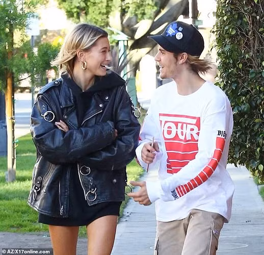 Theo tờ People: "Tuy đã trở nên phấn chấn hơn sau tin tức Selena nhập viện điều trị, nhưng Justin vẫn muốn giúp đỡ mọi người, muốn Selena được hạnh phúc và thật buồn khi cô ấy có vấn đề về sức khỏe tâm lý".