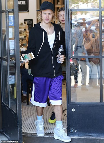 Nhưng mới đây, khi xuất hiện cùng Hailey Baldwin vào hôm 16/10, nam ca sĩ tươi cười với tâm trạng thoải mái, vui vẻ.