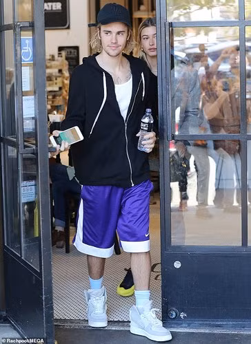 Nhưng mới đây, khi xuất hiện cùng Hailey Baldwin vào hôm 16/10, nam ca sĩ tươi cười với tâm trạng thoải mái, vui vẻ.