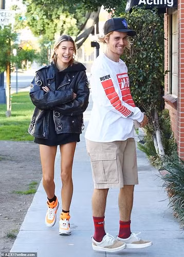 Cô còn không giấu nổi những cảm xúc về vị hôn phu nổi tiếng; "Justin thật tuyệt vời. Thật điên rồ khi thấy anh ấy say mê làm điều gì đó. Tôi luôn bị cuốn theo những việc anh ấy làm". Nhiều nguồn tin cho rằng hiện tại, cặp đôi muốn sống một cuộc sống bình lặng và dành nhiều thời gian bên nhau.