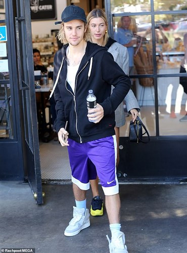 Khác với vẻ ngoài tiều tuỵ và mái tóc rối xù quen thuộc, Justin trở nên gọn gàng hơn.