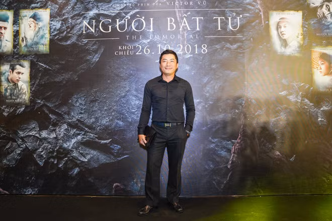 Kinh Quốc một mình tới ủng hộ Victor Vũ.