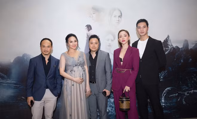 Các sao Việt hào hứng tới ủng hộ tác phẩm mới của đạo diễn Victor Vũ. Nữ ca sĩ Tóc Tiên chia sẻ sau khi xem xong phim: “Thực sự là Tiên có quá nhiều cảm xúc, từ hồi hộp, run sợ, cho đến ngạc nhiên, bất ngờ, rồi lại rơm rớm nước mắt. Cả đến khi kết thúc phim vẫn để lại cho khán giả rất nhiều câu hỏi”.