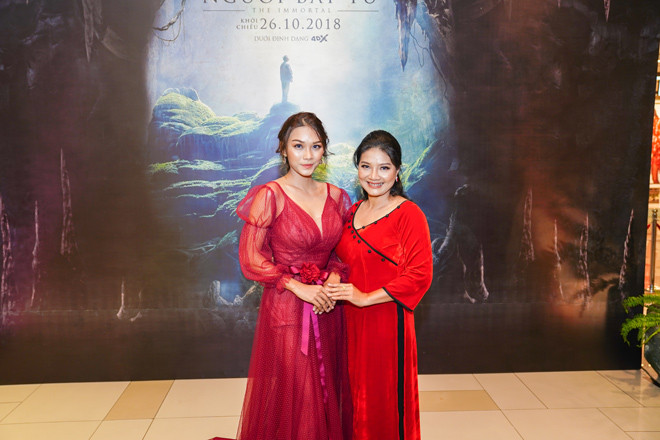 Thanh Tú bên cạnh mẹ ruột - nữ diễn viên Kiều Trinh.