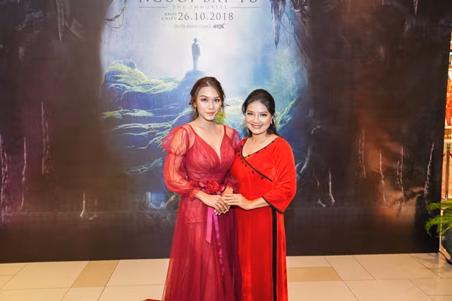 Thanh Tú bên cạnh mẹ ruột - nữ diễn viên Kiều Trinh.