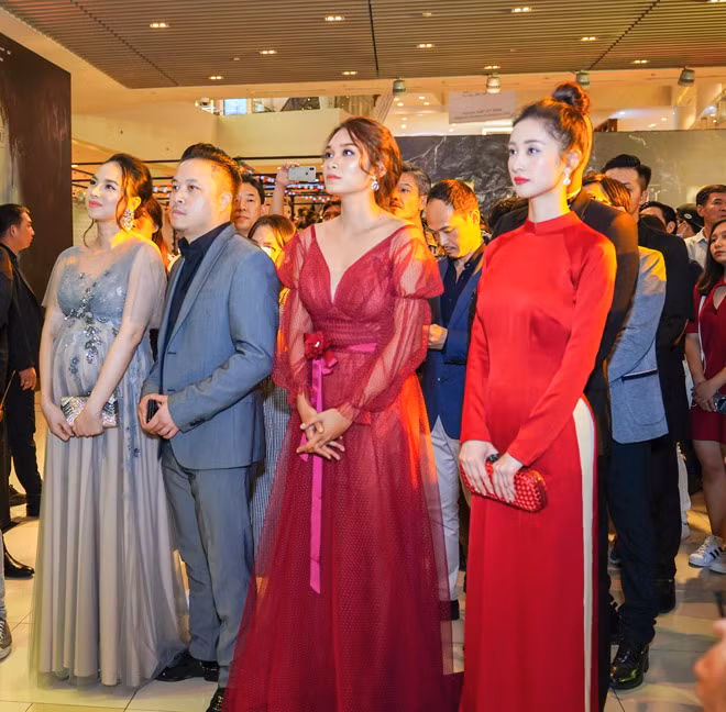 Trong khi đó, Jun Vũ và Thanh Tú - hai nữ diễn viên trong phim không hẹn mà gặp chọn sắc đỏ trang phục để ra mắt phim.