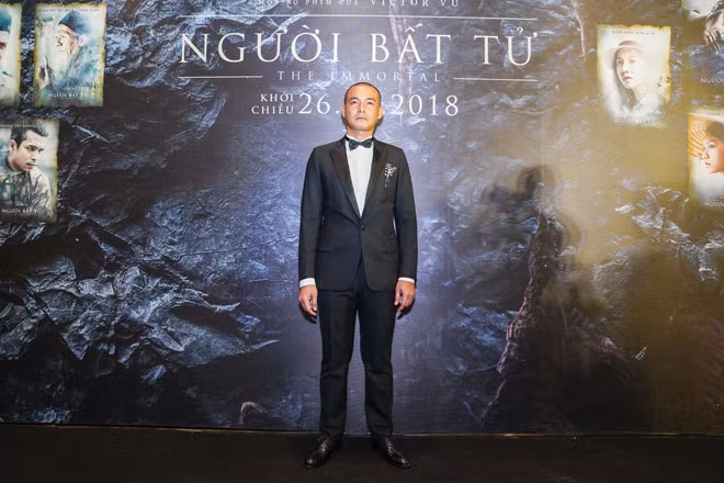 Nam diễn viên Quách Ngọc Ngoan đảm nhận vai nam chính trong phim. Có phần kiệm lời hơn so với những diễn viên nữ, nhưng “người bất tử” Quách Ngọc Ngoan vẫn khiến khán giả ấn tượng với vẻ bảnh bao giống như chính nhân vật Hùng khi đang ở trên đỉnh cao danh vọng trong phim.