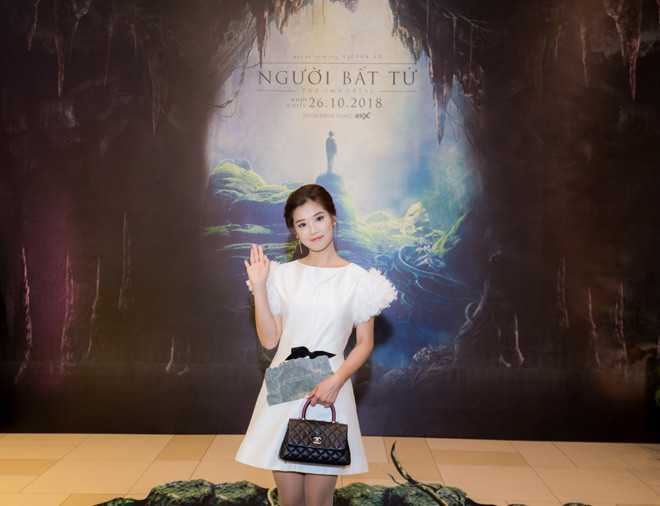 Trong dàn khách mời tới ra mắt phim, Hoàng Yến Chibi nổi bật với phong cách trẻ trung.