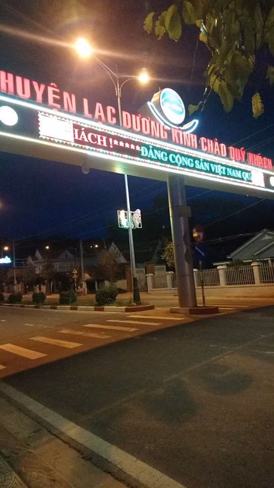 Tối ngày 11/10, ca sĩ Ya Suy bất ngờ có dòng trạng thái: "Tội em bị tóm vào nhà giữ xe rồi. Anh em Lạc Dương căng thật". Ngay lập tức, bạn bè và fan của quán quân Vietnam Idol 2012 đổ vào hỏi thăm vì đã lâu Ya Suy chưa công khai chia sẻ cụ thể về đời sống riêng tư.