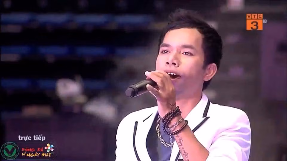 Thế nhưng, khán giả đã thở phào nhẹ nhõm khi nhìn thấy anh biểu diễn trên sóng truyền hình trực tiếp 1 tháng sau đó. Nhưng cũng kể từ đó, anh gần như vắng bóng hẳn trong các chương trình ca nhạc, không còn tham gia ca hát chuyên nghiệp.