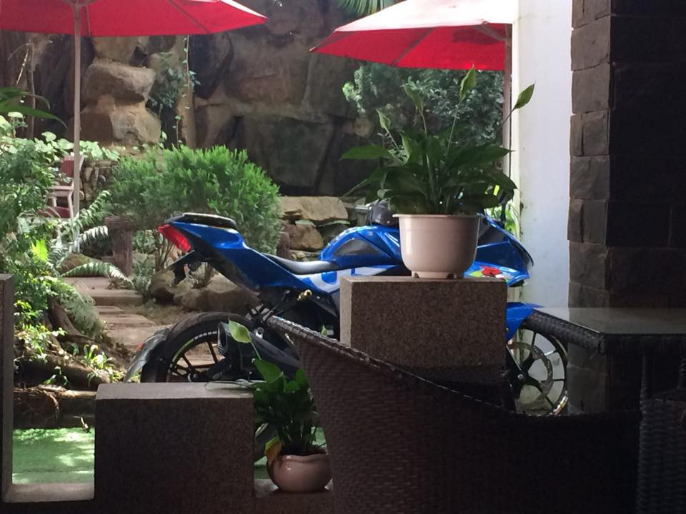 Vì sự cố này, tối qua ca sĩ Ya Suy đã phải ở lại Đà Lạt một đêm, chờ sáng nay người thân tới đón. Điều anh đang quan tâm nhất là chiếc xe cưng sau khi vào bãi tạm giữ thế nào. Trước đó vài ngày, nam ca sĩ đã chia sẻ hình ảnh đi cafe cùng một người anh em và "cưỡi" trên mô tô khủng đẹp mắt. Ya Suy cũng cho biết, chiếc xe như người bạn thân thiết và cũng là sở thích của anh từ khá lâu.