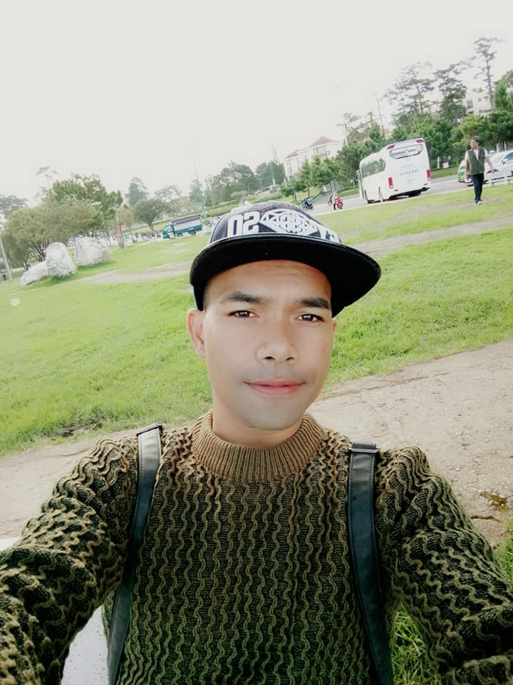 Giải thích cho lỗi vi phạm giao thông, Ya Suy phân trần: "Khi chạy xe từ nhà, tôi đã luôn tự nhắc mình phải đi đúng tốc độ. Thế nhưng đến lúc về gặp đoạn đường đó dốc nên tôi đẩy số hơi nhanh, đúng chỗ mấy anh cảnh sát đứng nên bị tuýt còi".