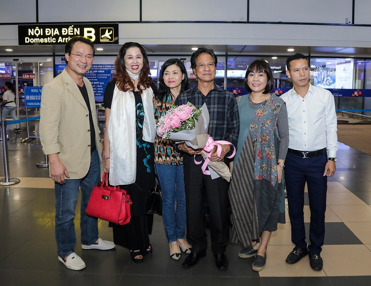 Đáp chuyến bay với Tuấn Vũ trong tối 20/11 còn có danh ca Chế Linh - người được mệnh danh “ông hoàng nhạc vàng”. Nam danh ca cùng vợ trở lại Hà Nội để chuẩn bị cho liveshow “10 năm tái ngộ” của Tuấn Vũ.