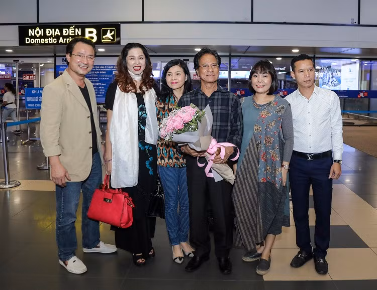 Đáp chuyến bay với Tuấn Vũ trong tối 20/11 còn có danh ca Chế Linh - người được mệnh danh “ông hoàng nhạc vàng”. Nam danh ca cùng vợ trở lại Hà Nội để chuẩn bị cho liveshow “10 năm tái ngộ” của Tuấn Vũ.