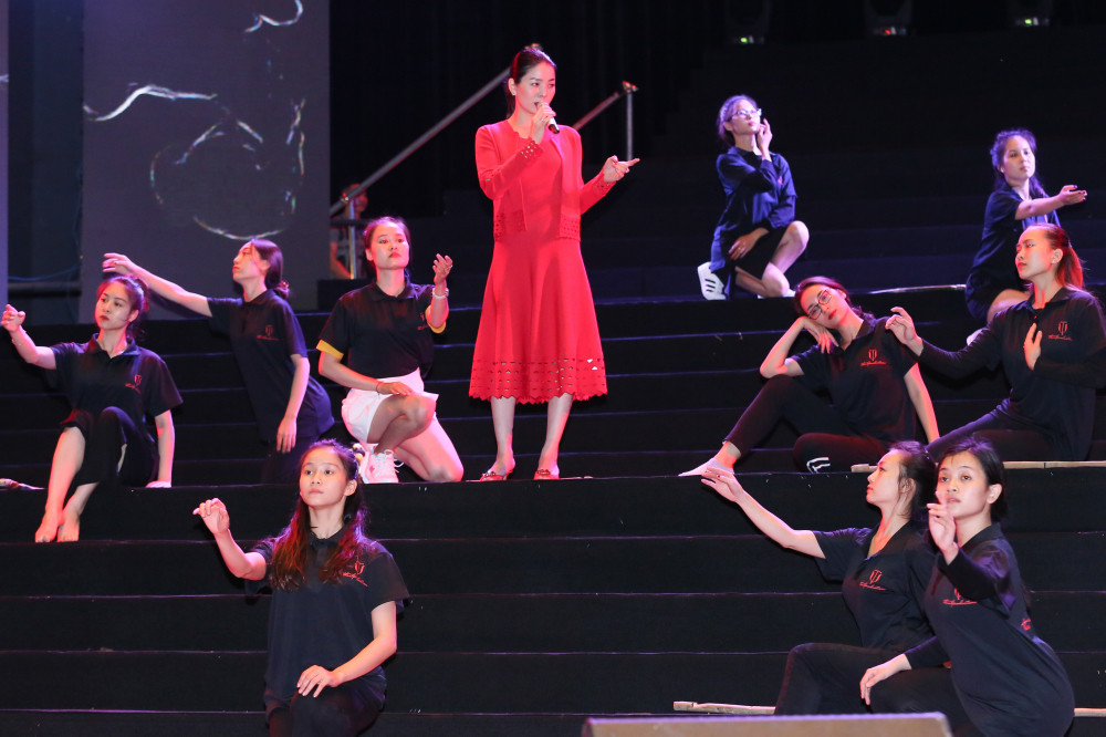 Le Quyen lan dau xuat hien sau on ao thao sun mui-Hinh-2