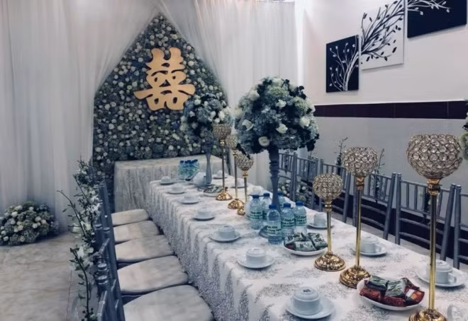 Là một trong những ca sĩ nổi bật trong showbiz, ca sĩ MiA nhận được khá nhiều sự quan tâm từ phía người hâm mộ. Ngày 25/11, nữ ca sĩ bất ngờ tổ chức đám hỏi. Tuy nhiên, cô không chia sẻ về danh tính của chồng.