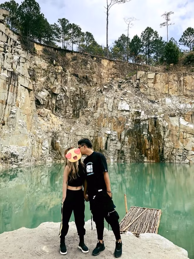 Trên trang cá nhân của mình, Triệu Vương đều che mặt của MiA trong những bức ảnh chụp chung để tránh bị soi mói.