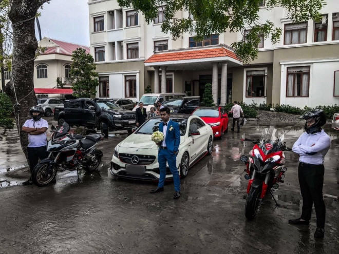 Danh tính chú rể cũng nhanh chóng được cư dân mạng tìm ra, đó chính là Triệu Vương - một người bạn thân thiết của nhóm 365.