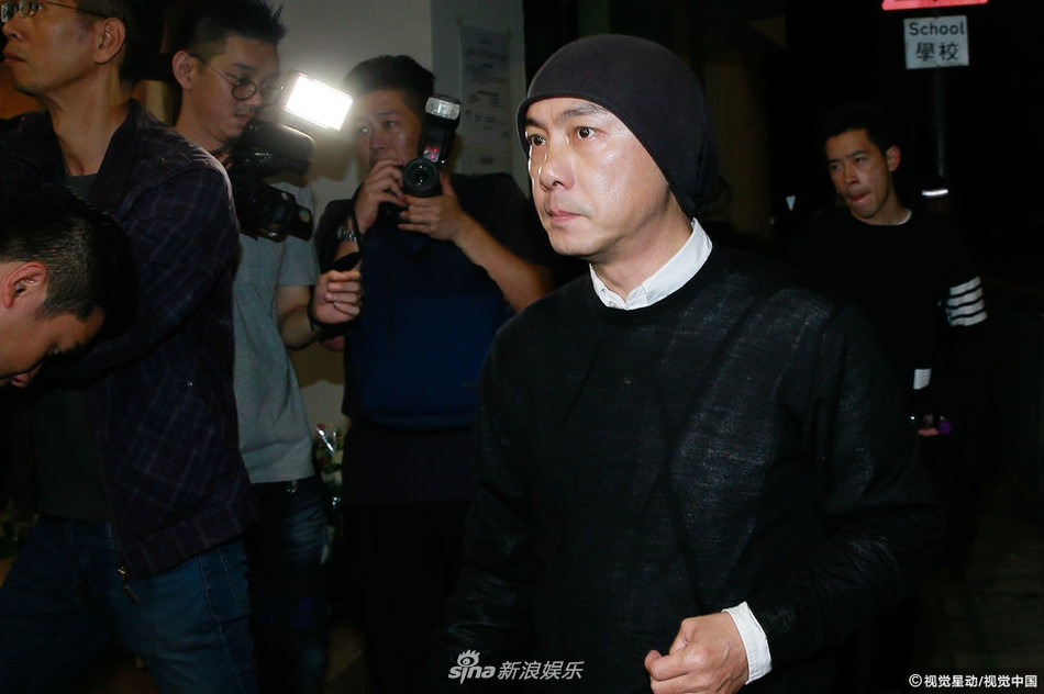 Trương Vệ Kiện có mặt từ rất sớm. Nam diễn viên Lộc đỉnh ký mặc đồ đen. Trong quá khứ, Trương Vệ Kiện và Lam Khiết Anh không có nhiều dịp gặp gỡ. Nhưng đối với anh, Lam Khiết Anh từng là tuyệt sắc "ngũ đài" (giai nhân đẹp nhất của năm đài truyền hình).