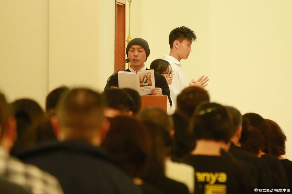 Trương Vệ Kiện thành kính đọc kinh cầu nguyện cho Lam Khiết Anh.