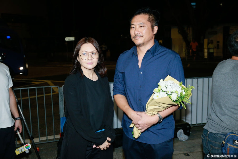 Biểu tượng gợi cảm một thời của Hong Kong, Lý Lệ Trân, mặc đồ đen khi tới viếng Lam Khiết Anh. Lý Lệ Trân là nữ diễn viên đàn em của Lam Khiết Anh.