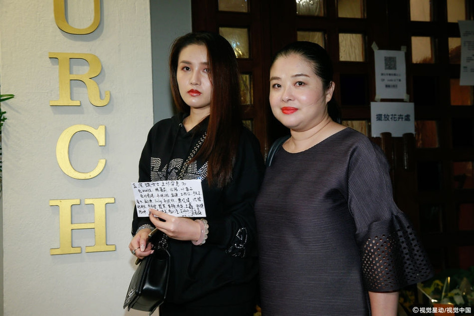 Bạn thân Lam Khiết Anh, Dương Mạn Lợi, có mặt trong dòng người tới tưởng nhớ.