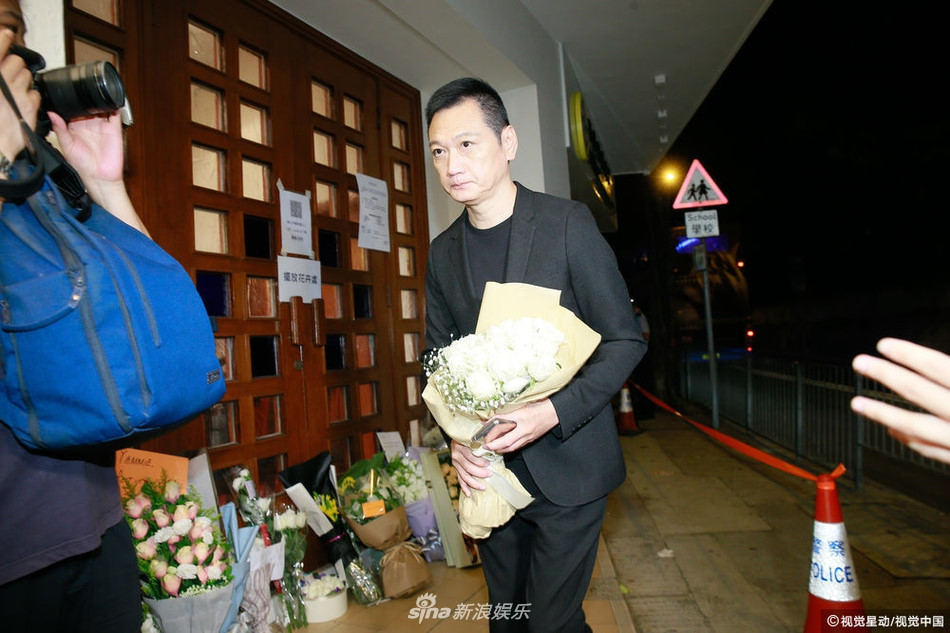 Đào Đại Vũ xúc động khi tới nhà thờ. Anh và Lam Khiết Anh từng là bạn học. Anh cho biết những năm qua không có dịp gặp gỡ Lam Khiết Anh nhưng đọc tin về cô qua báo chí. "Dù biết cuộc sống cô ấy nhiều thăng trầm nhưng tôi không thể ngờ cô ấy ra đi sớm như vậy", Đào Đại Vũ nói.