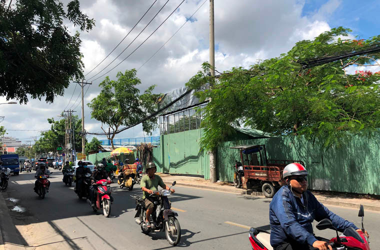 Trao đổi với PV Kiến Thức, một số người dân sống gần khu vực dự án cho biết, sau những thông tin "lùm xùm" bị báo chí phản ánh, tối ngày 3/7, có người đã đến tháo bỏ thông tin liên quan đến tên của dự án. Ảnh: Vũ Sơn.