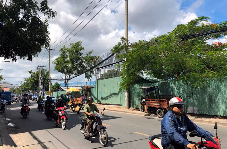 Trao đổi với PV Kiến Thức, một số người dân sống gần khu vực dự án cho biết, sau những thông tin "lùm xùm" bị báo chí phản ánh, tối ngày 3/7, có người đã đến tháo bỏ thông tin liên quan đến tên của dự án. Ảnh: Vũ Sơn.