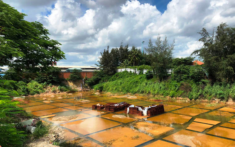 "Hiện trạng công trình giờ nguy hiểm lắm, vì sau khi được cấp phép xây dựng, chúng tôi đã đào hầm sâu đến 7m nhưng bây giờ ngưng lại, chỉ sợ ai lọt xuống...", vị chủ tịch này bày tỏ. Ảnh: Vũ Sơn.