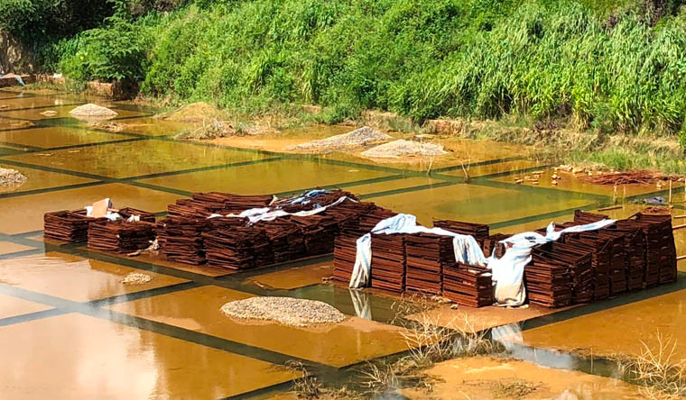 Ngoài việc xây dựng "án ngữ" sân bay Tân Sơn Nhất thì được biết, dự án còn dính lùm xùm về việc mặc dù đến tháng 2/2017 UBND TPHCM mới phê duyệt nhưng từ năm 2016 chủ đầu tư đã rao bán, ký hợp đồng hợp tác đầu tư (thực chất là bán để huy động vốn). Ảnh: Vũ Sơn.