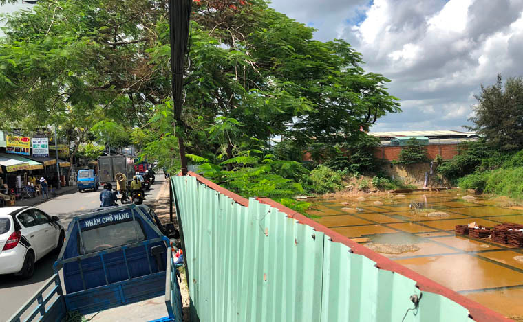 Thông tin trên Dân Việt cho biết, ngày 3/7, Sở Xây dựng TP HCM khẳng định, dự án Khu dân cư gia đình quân nhân Sư đoàn 367 và Sư đoàn 370 thuộc Quân chủng Phòng không - Không quân chưa được cấp phép bán nhà ở hình thành trong tương lai và chưa được cấp phép xây dựng. Ảnh: Vũ Sơn.