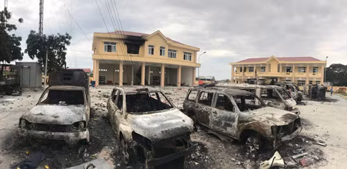 Nhiều ôtô bị người quá khích đốt cháy trong sân trụ sở Cảnh sát PCCC của Công an tỉnh Bình Thuận (xã Phan Rí Thành, huyện Bắc Bình) trong ngày 11/6.
