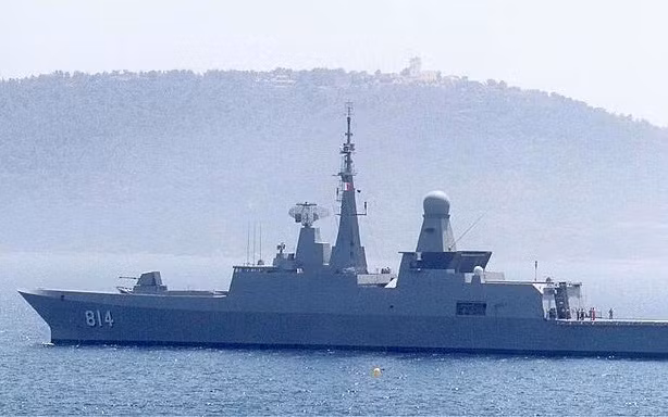 Chiến hạm hiện đại nhất là 3 chiếc tàu thuộc lớp Al Riyadh - phiên bản lớp tàu tàng hình La Fayette của Pháp. Mỗi chiếc có lượng giãn nước tới 4.725 tấn, trang bị hệ thống phòng không Aster và tên lửa chống hạm Exocet. Nguồn ảnh: Wikipedia