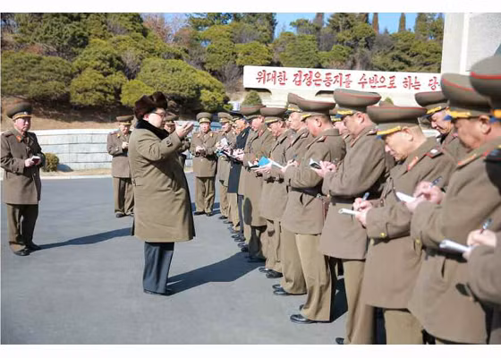 Nhà lãnh đạo Kim Jong-un nói chuyện và chỉ đạo các tướng lĩnh sau cuộc đua xe tăng.