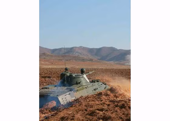 Xe tăng lội nước PT-85 trong cuộc đua xe tăng Triều Tiên.