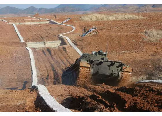 Quân đội Triều Tiên được cho là có trong trang bị khoảng 5.000-6.000 xe tăng các loại do Liên Xô, Trung Quốc và Triều Tiên sản xuất.